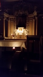 Alteret i kirkerummet, hvor vi startede med en lille Rochefort med portvin. En blanding man måske vil kunne finde på mit julebord, når desserten skal indtages.