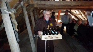 Broder Henrik bærer de hellige dråber fra Westvleteren og Sct. Bernardus