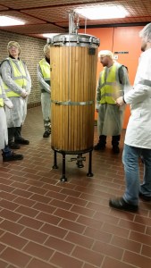 En håndbrygger ville måske bruge magnetomrører og en kolbe. Den her lille sag fra 1800- tallet gjorde vist ca det samme.