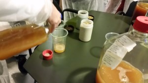 Vi smagte på råøl i varianterne C47, Kronenbourg 1664 og stærk grundøl. En sjov oplevelse, at smage på Carlsberg- produkter med bundfald og gær.